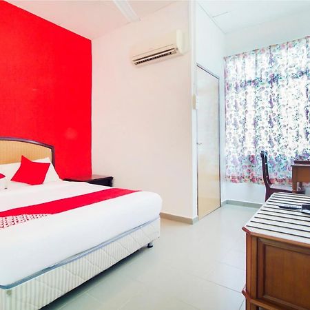 Oyo 1093 Ali'S Motel Teluk Bahang Luaran gambar