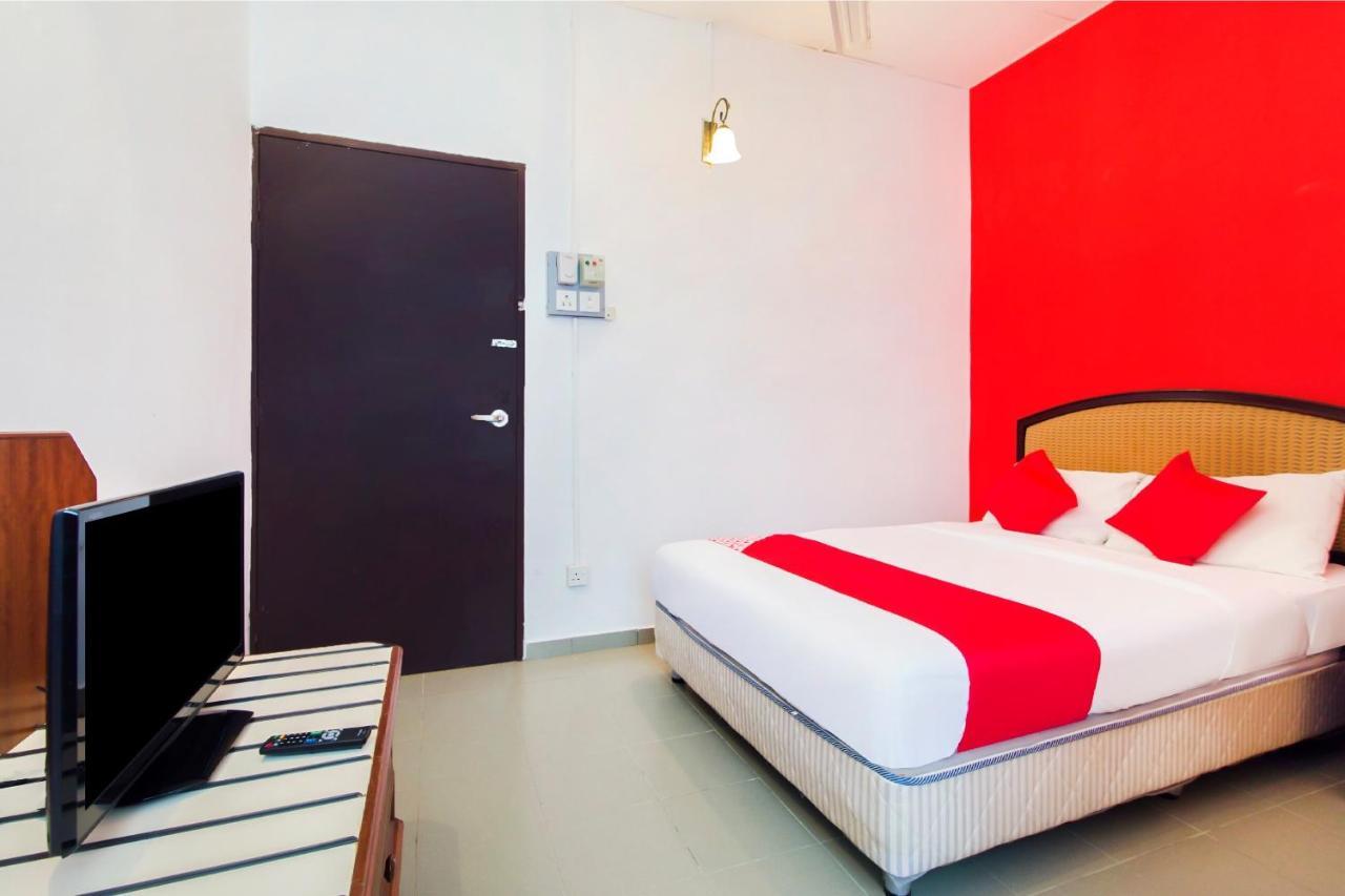 Oyo 1093 Ali'S Motel Teluk Bahang Luaran gambar